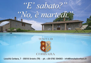 L’immagine inquadra, in primissimo piano e con un punto di vista basso, la piscina ad uso esclusivo di due dei casali adibiti al soggiorno nella Tenuta di Corbara. I due casali sono visibili sullo sfondo e la fotografia restituisce una sensazione di grande tranquillità e relax. La frase che appare sull’immagine è: E’ sabato? No, è martedì..