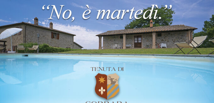 L’immagine inquadra, in primissimo piano e con un punto di vista basso, la piscina ad uso esclusivo di due dei casali adibiti al soggiorno nella Tenuta di Corbara. I due casali sono visibili sullo sfondo e la fotografia restituisce una sensazione di grande tranquillità e relax. La frase che appare sull’immagine è: E’ sabato? No, è martedì..